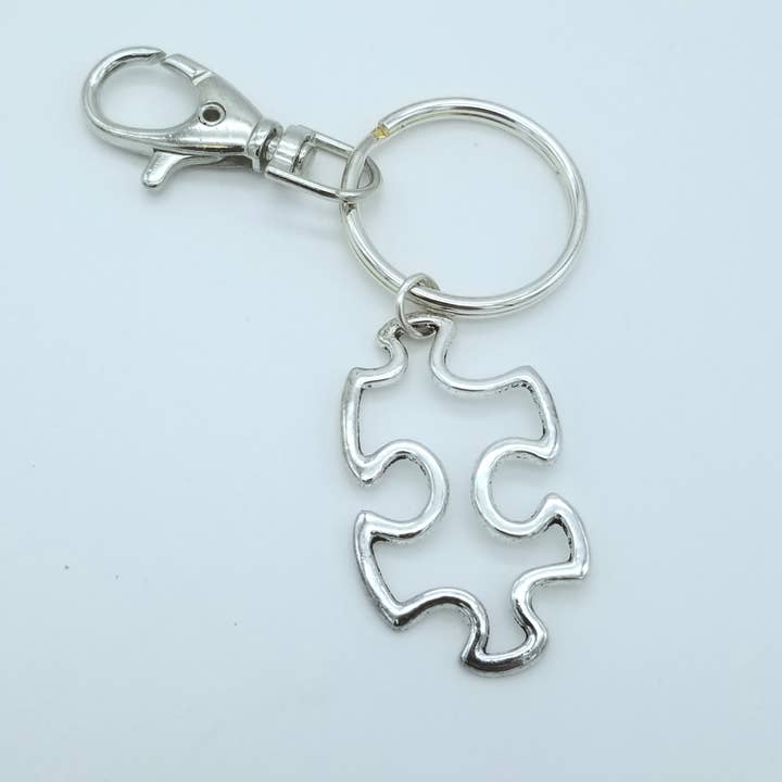 Porte-clés pièce de puzzle en étain pour la vente par Tania Alejandra - Texas Luxury Goods