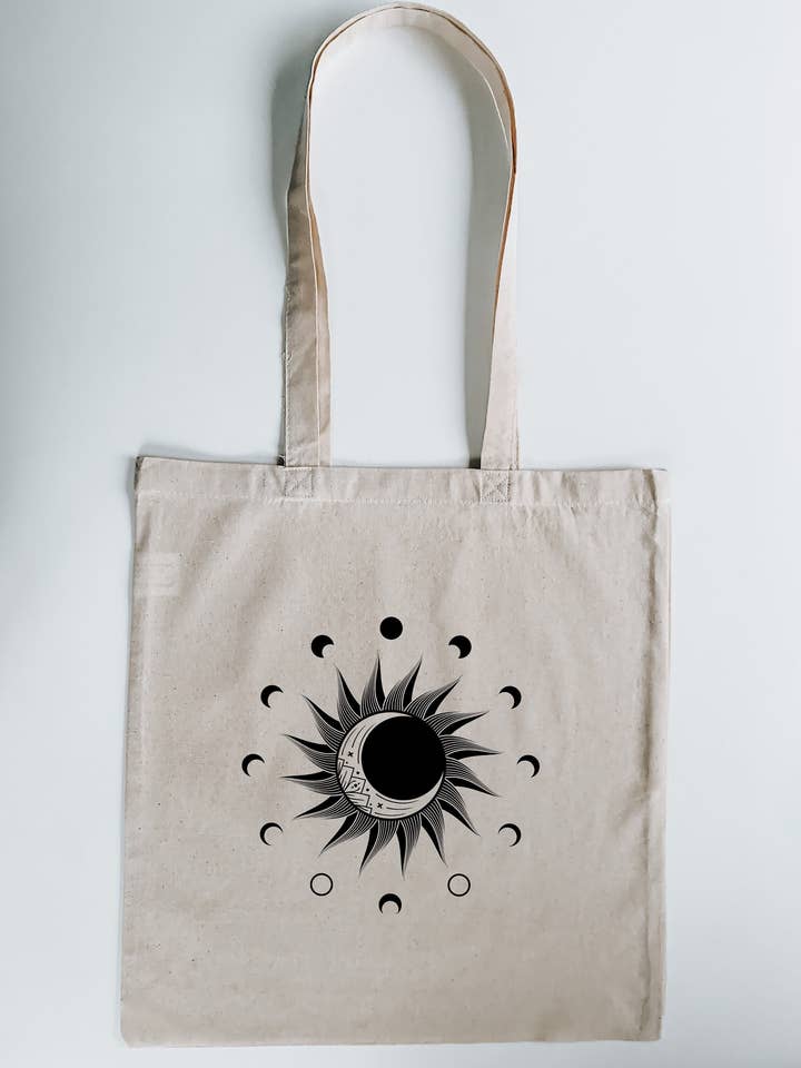 Bolsa de tela 100% algodón Sol Celestial Luna con asas largas | Fases lunares místicas en bolsa de compras negra para venta al por mayor de F&F Designs