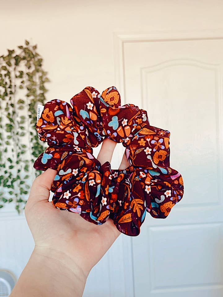 Bourgogne Blommig Höst Scrunchy, Höst Höst Hårtillbehör för wholesale av Sahara Sage Boutique