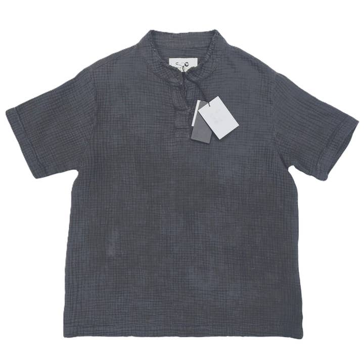 Top in tripla garza con abbottonatura grezza al collo color Salute di Jeremy per la vendita all'ingrosso da parte di ipitemi