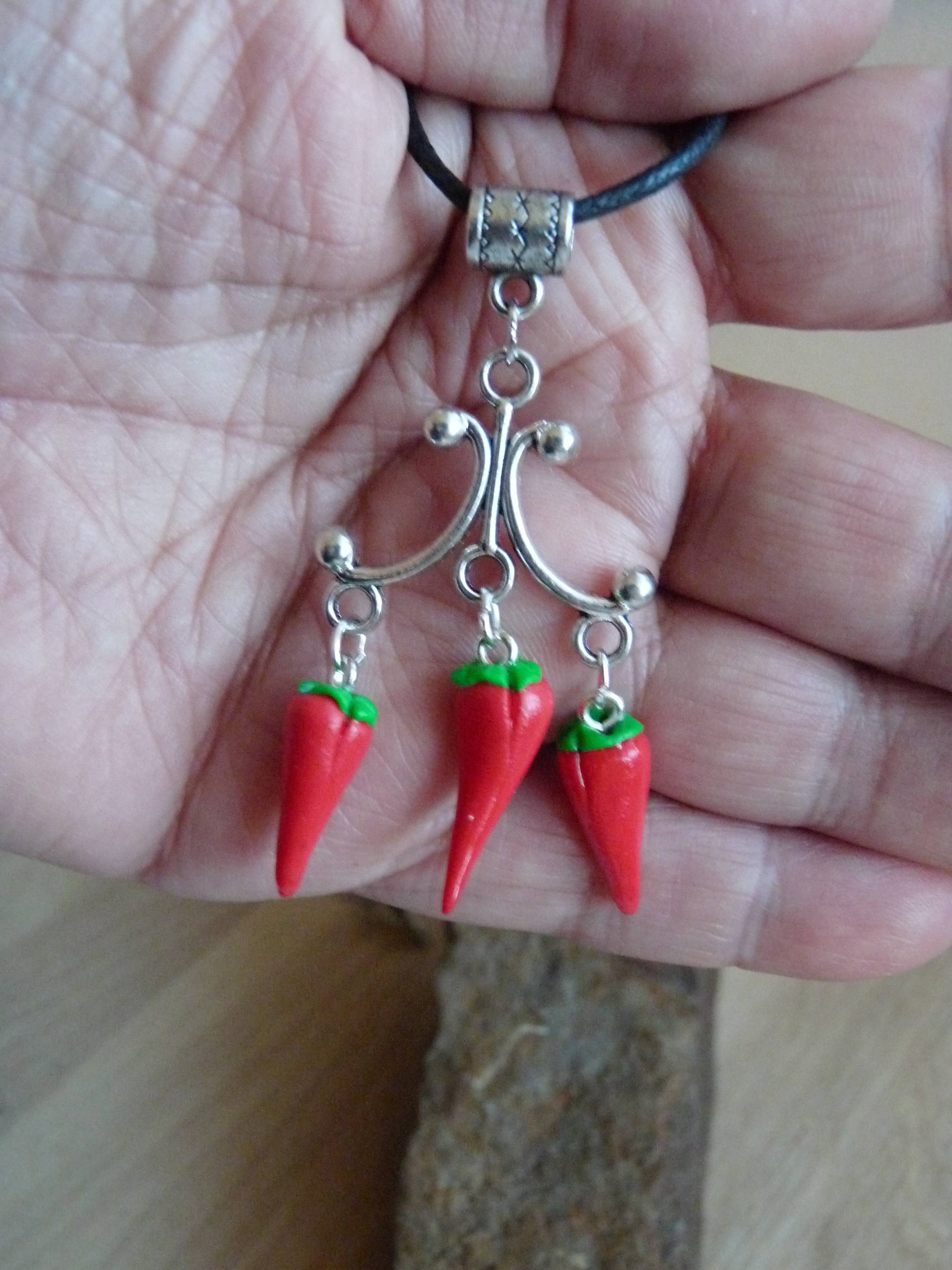 Sofishops - Wholesale Pendant/Charm Necklace - Basque pendant 3 peppers4