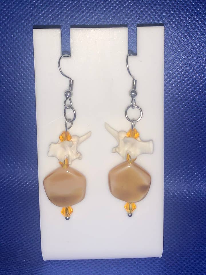 Boucles d’oreilles pendantes en acier inoxydable avec véritable vertèbre dorsale en diamant pour la vente par Halloween Life