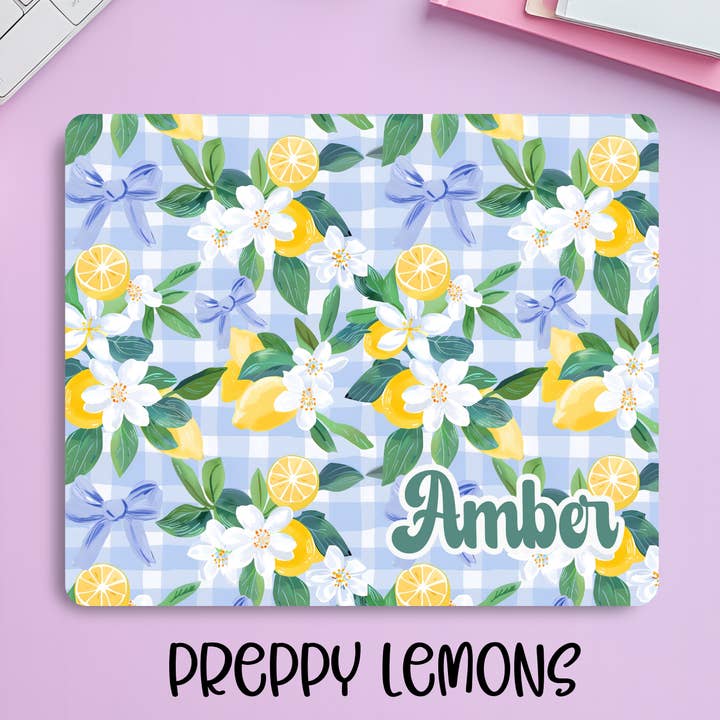 Tapis de souris en vichy citron personnalisé – Tapis de bureau Cottagecore chic avec nom personnalisé pour la vente par Creekside Design Company