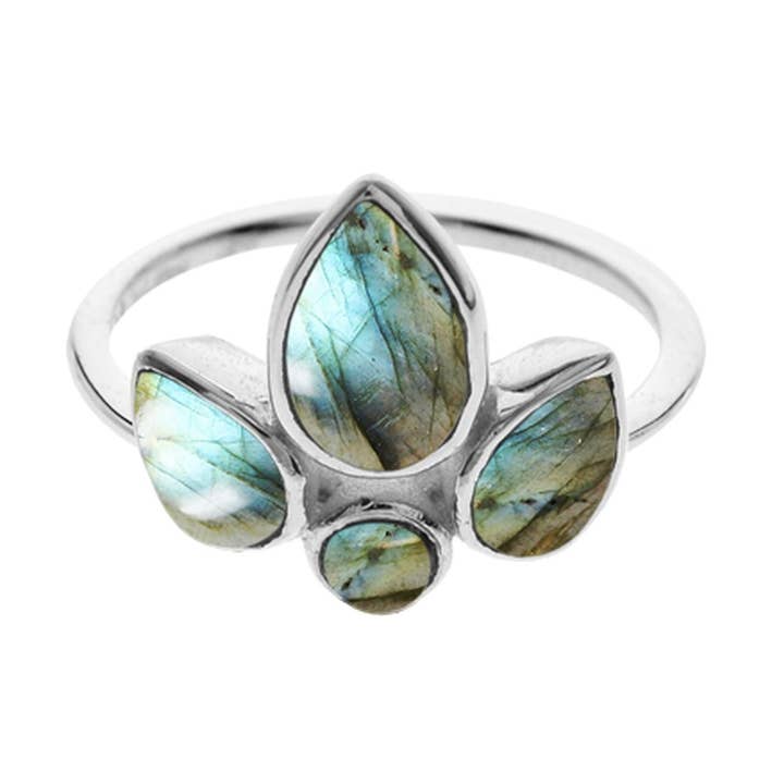 Anillo de labradorita agrupada con flor de lis de Lola para venta al por mayor de Kali Ma Designs - Sterling Silver Jewellery