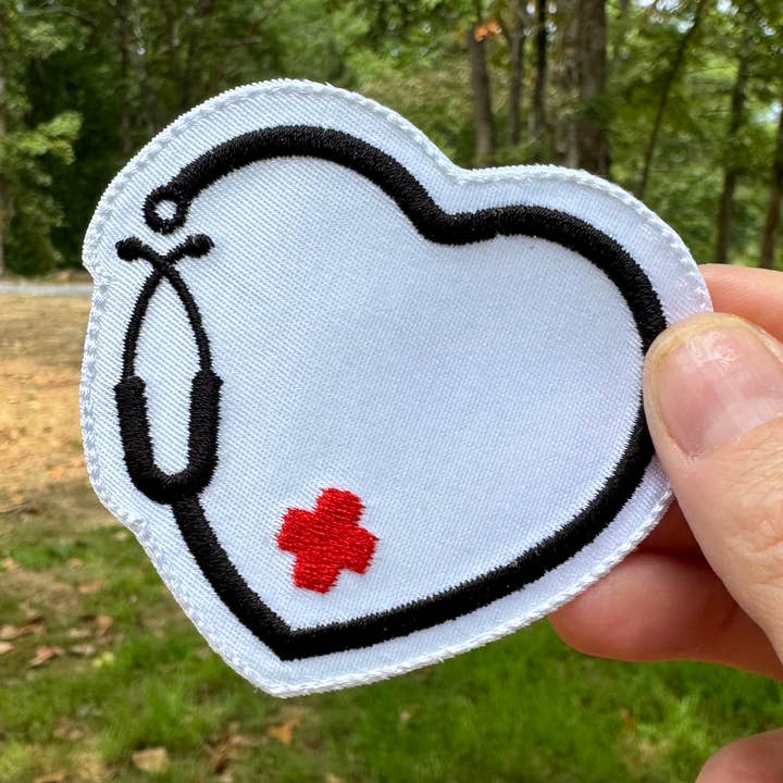 Estetoscópio Bordado Heart Iron-On | Patch Sew-On por atacado de Anne Van + Co