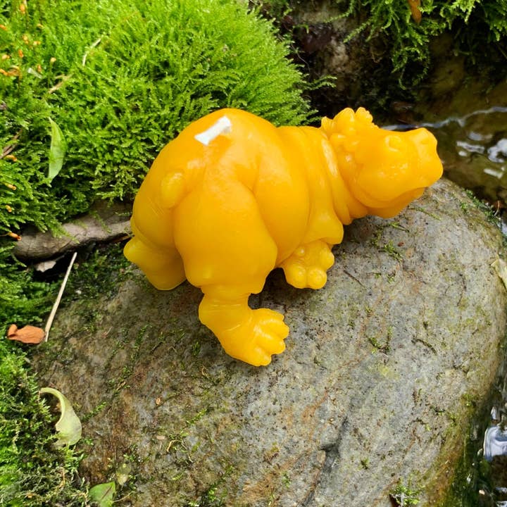 Bougie en cire d'abeille hippopotame pour la vente par Bees Light Candles