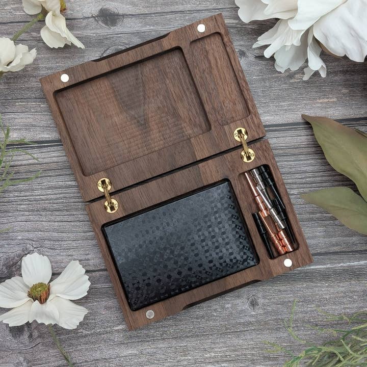 Cribbage-Begleiter: Individuell gestaltete Spielkarten- und Steckbox aus Walnussholz für den Großhandel von EBONWOOD