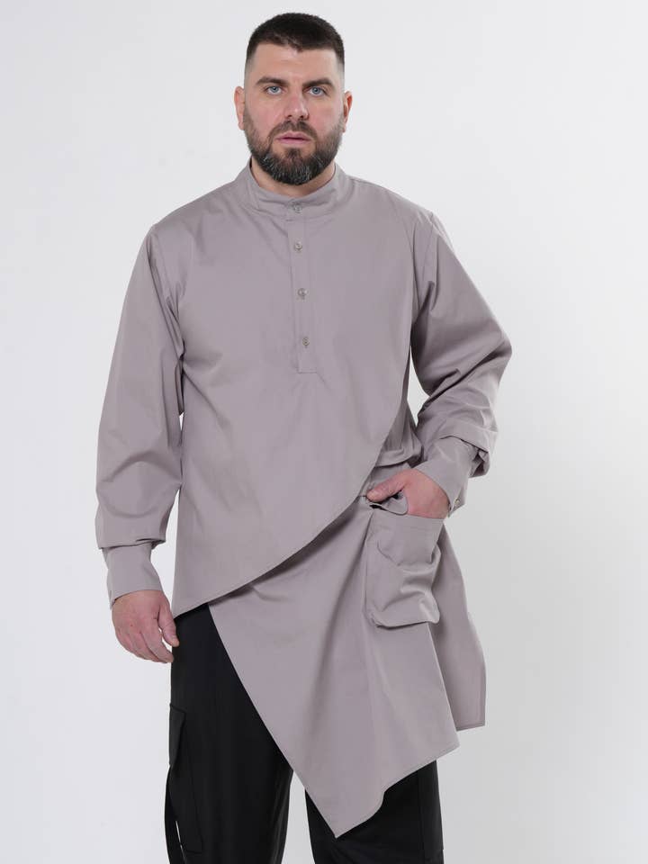 Chemise longue extravagante pour homme en gris pour la vente par Metamorphoza