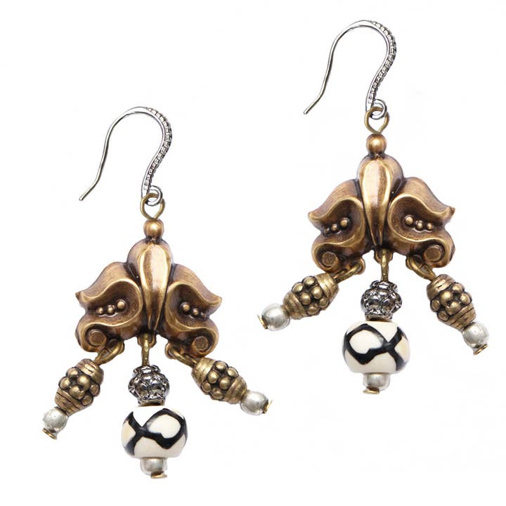 Orecchini pendenti in ottone con perline africane dipinte a mano Flake per la vendita all'ingrosso da parte di Julie Bessette