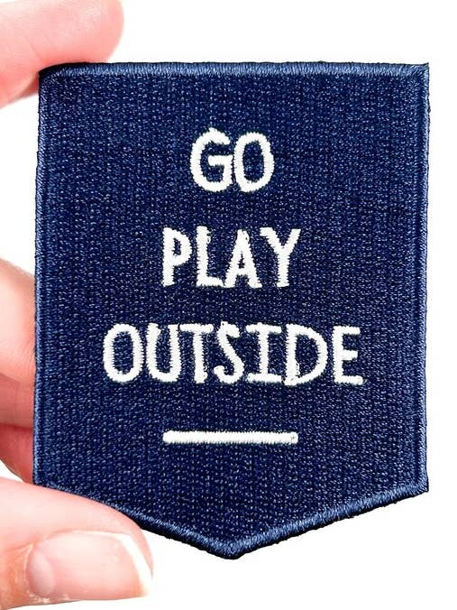 Navy Go Play Outside opstrijkbare patch geborduurde patch Nature voor wholesale door Field Trip Threads