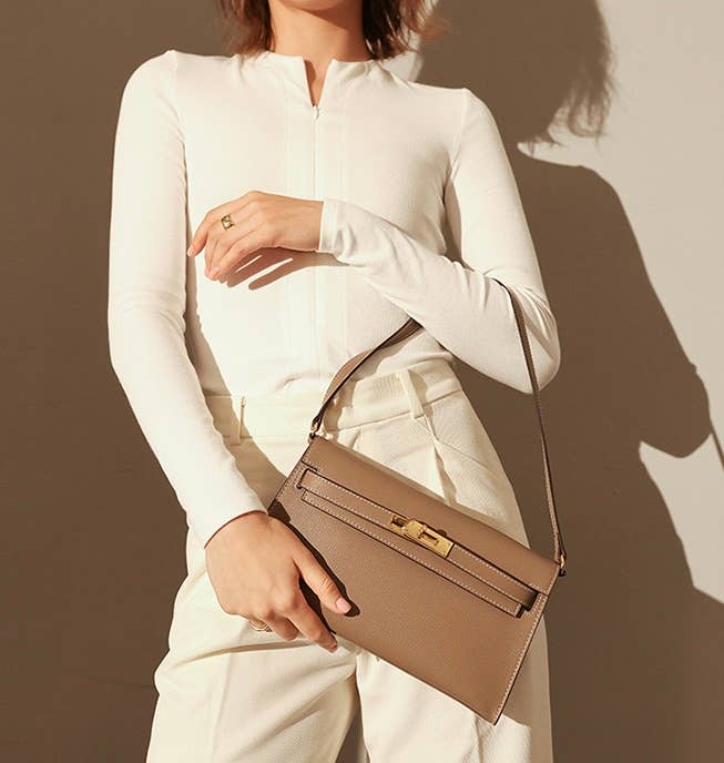 Sook Stainable - Vendita all'ingrosso Tracolla - Donna - Borsa a tracolla a busta in vera pelle con chiusura metallica17