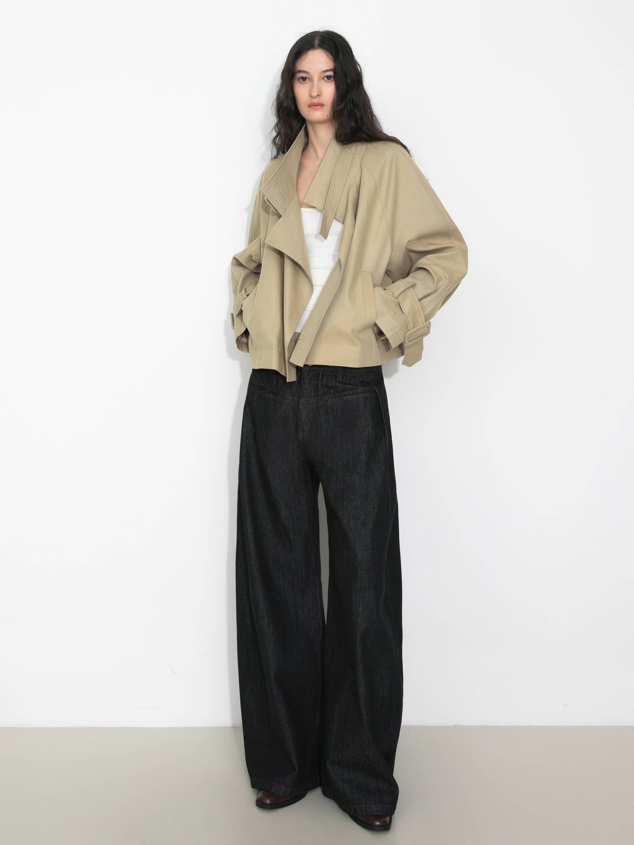 CUBIC – Großhandel Trenchcoat – Damen – Kurz geschnittener Trenchcoat mit Überlagerung vorne7