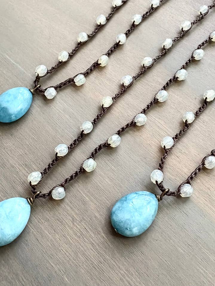 Goutte de pierre de larimar sur collier en cristal tchèque crocheté pour la vente par Twist Style