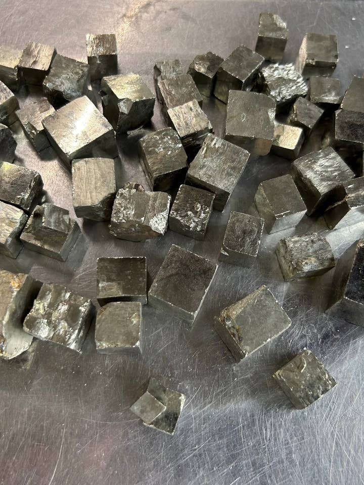 Cubes de pyrite lot de 1 kg pour la vente par Gemwise