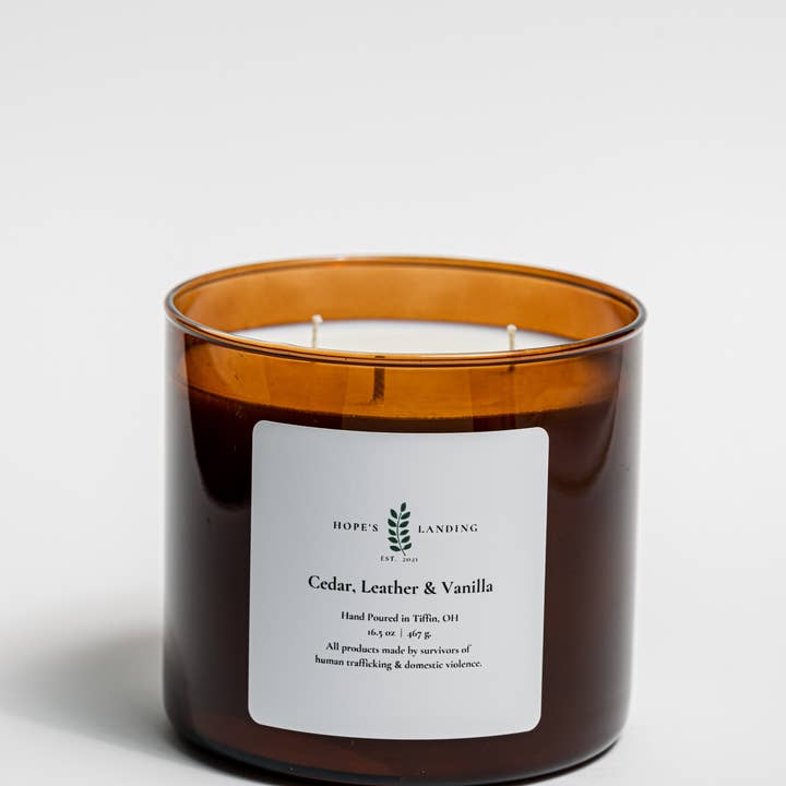 Hope's Landing - Vente Bougie en bocal - Bougie en cèdre, cuir et vanille1