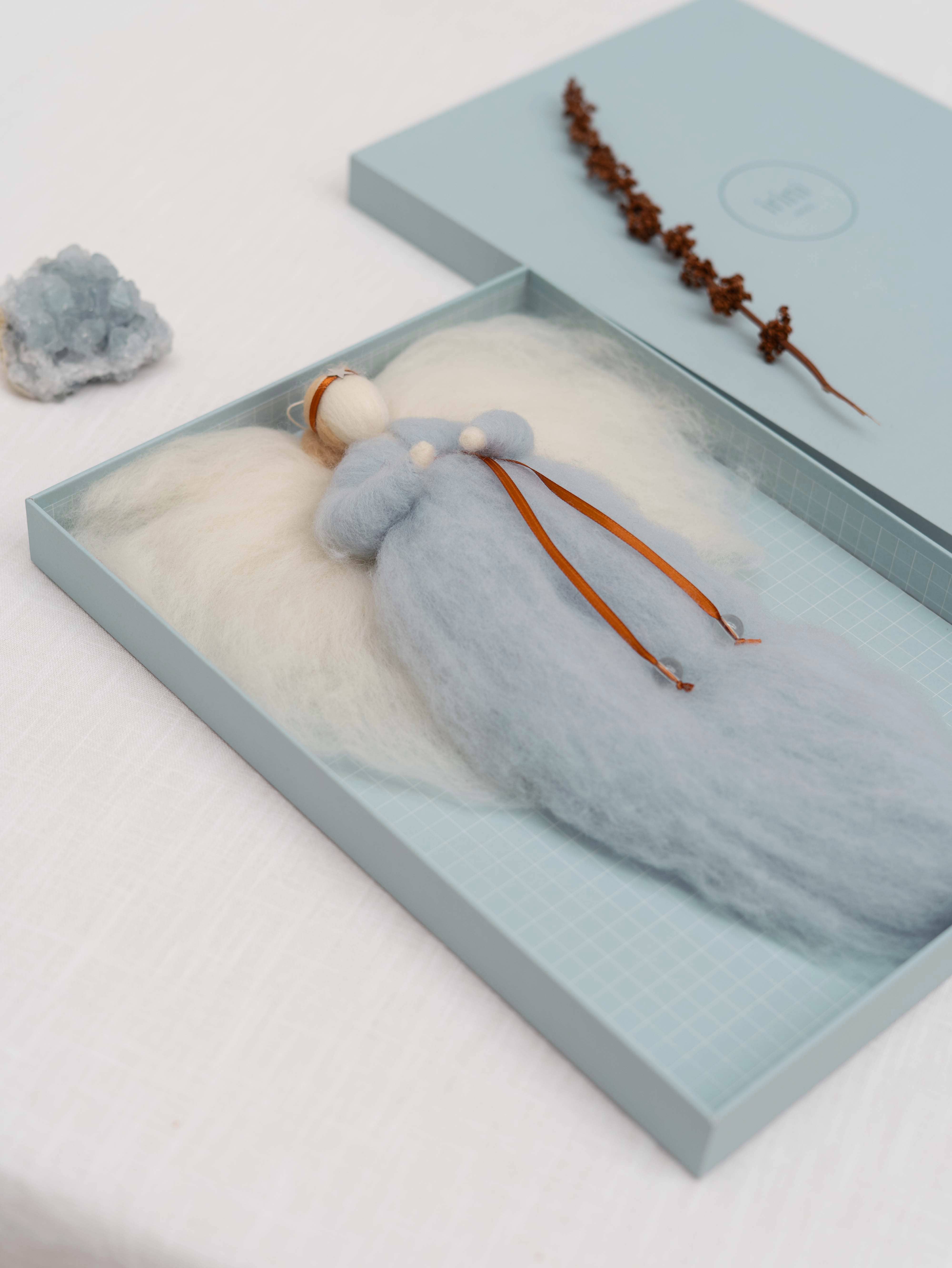 Jurianne Matter - Vente Figurine décorative - Ange en laine IRINI - bleu doux6