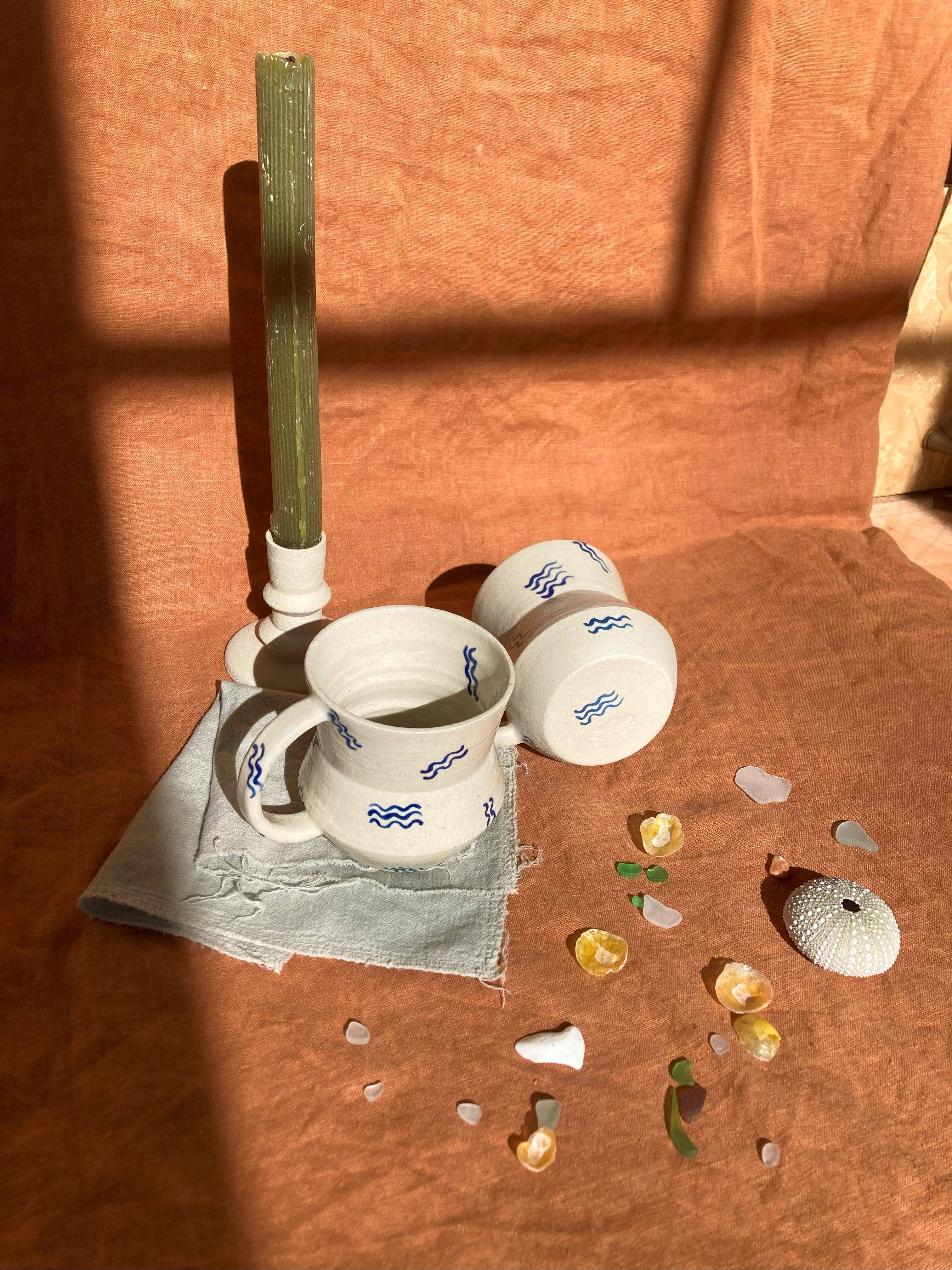 Dancing Dunes Ceramics - Vente Tasse à café - Tasse ondulée inclinée2