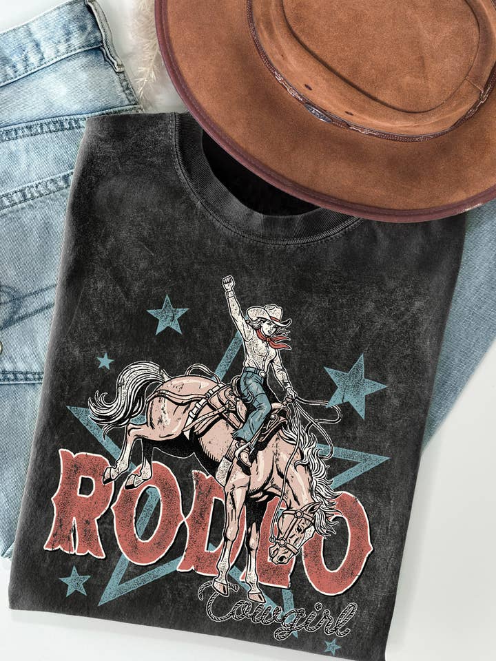 Haut à imprimé graphique rodéo pour femmes BT8473-MT, lavage minéral pour la vente par BouTeeQue Closet