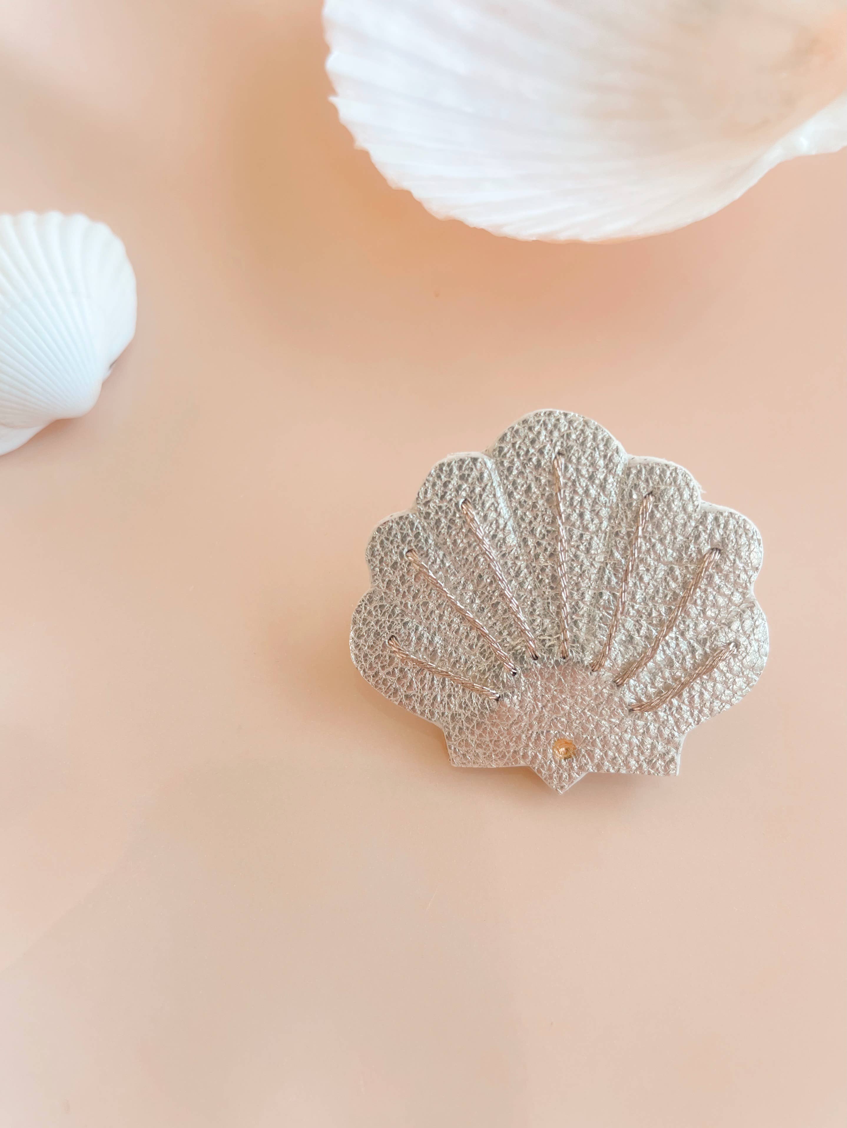 du vent dans mes valises – alfinete de lapela por atacado – Broche artesanal concha de vieira em couro reciclado3