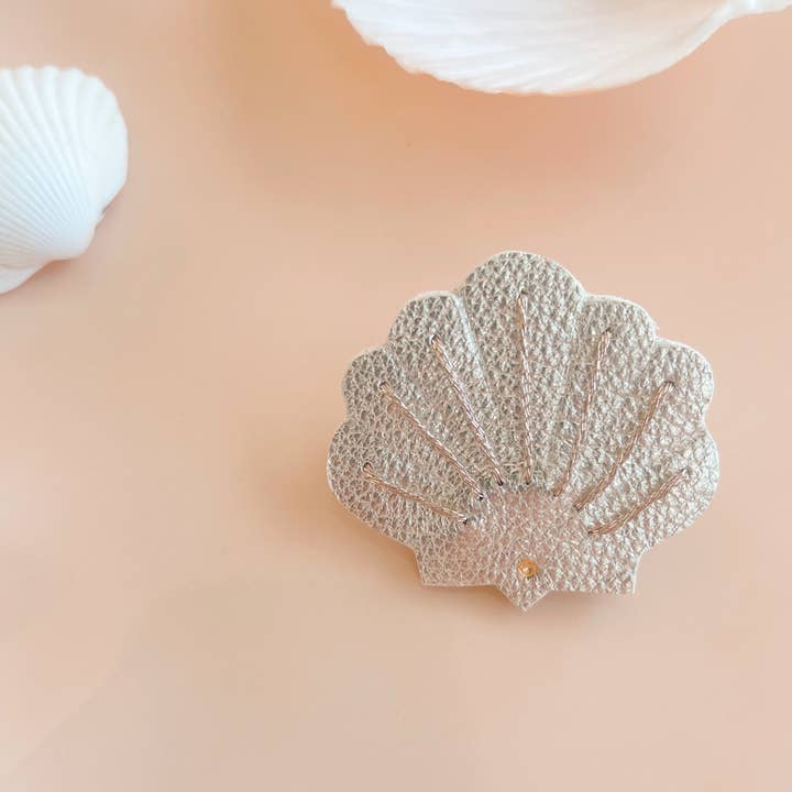 du vent dans mes valises - Wholesale Broche - Handgemaakte broche schelpenvorm van gerecycled leer3