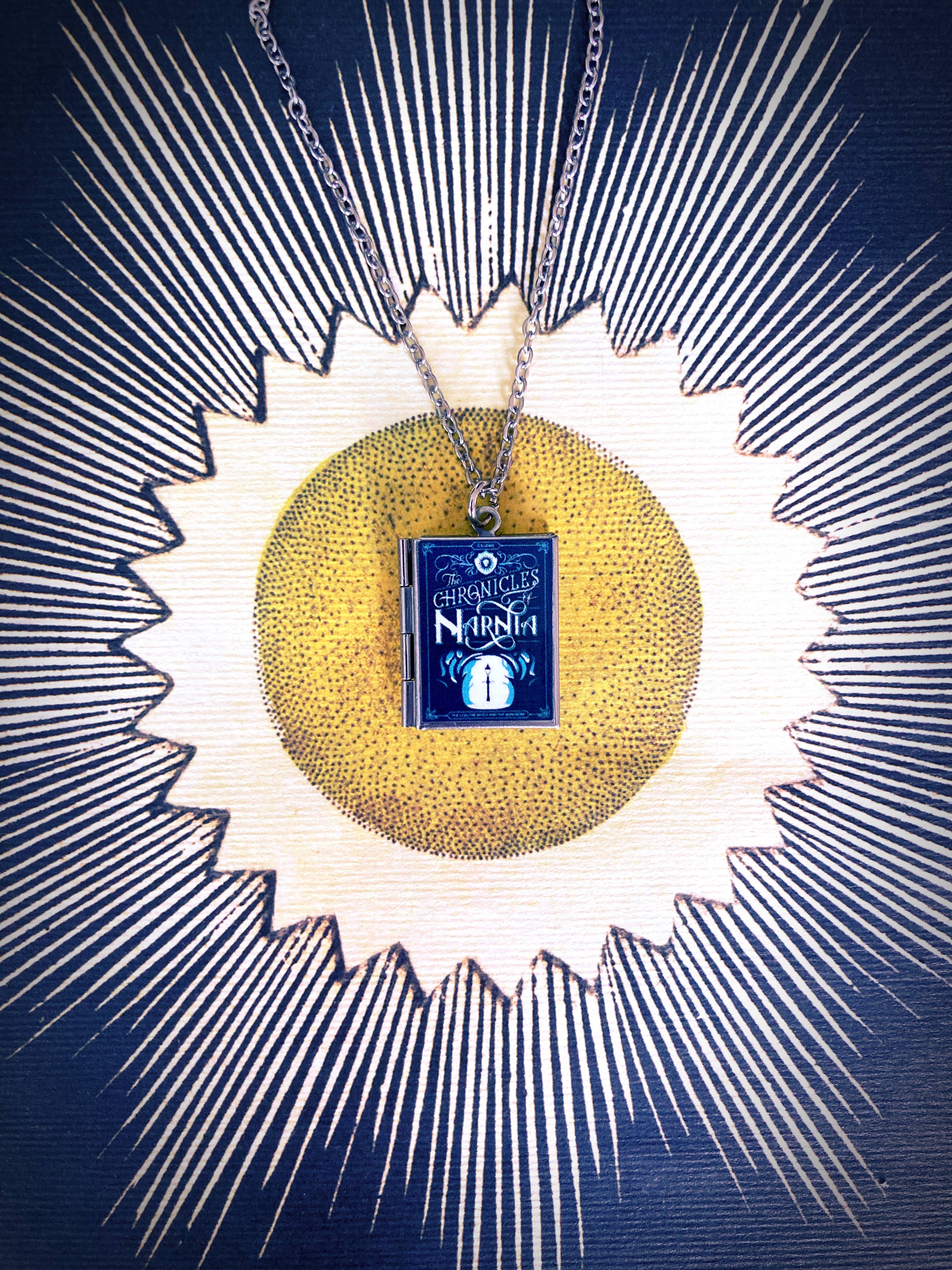 Marshall and Rose – wholesale Halsband med medaljong – Book Locket Chronicles of Narnia - Lampstolpe2