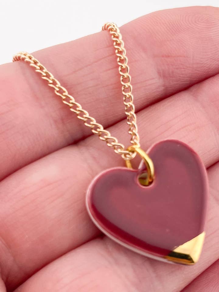 Burgunderrotes mittleres Herz (mittig) Halskette mit goldener Spitze für den Großhandel von Clay Blanca