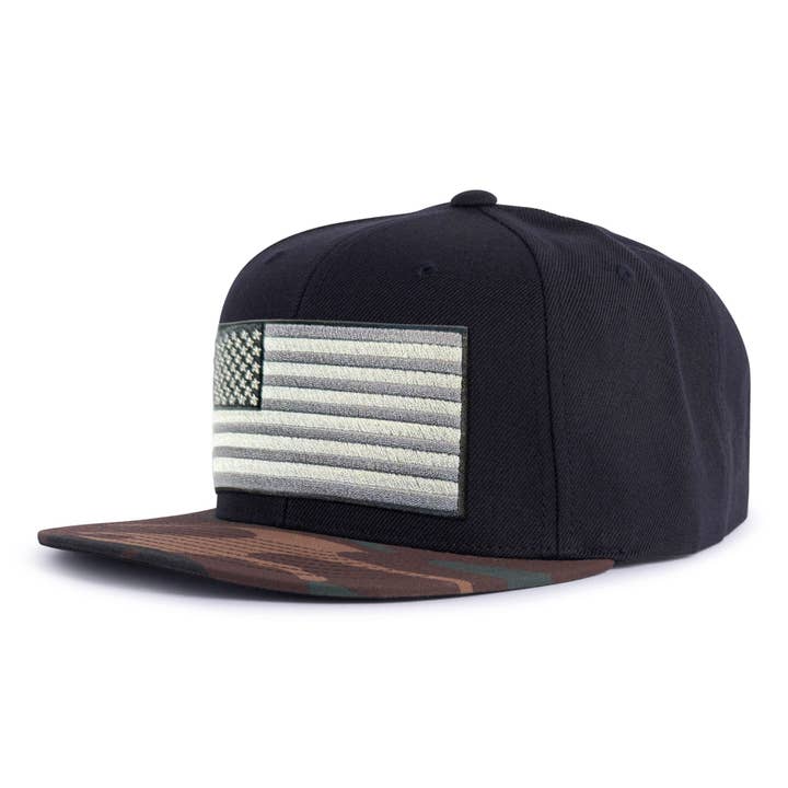 Custom Batch Hats LLC trading as Tailgate Hats - Venta al por mayor Gorra snapback - Hombre - Gorra de camuflaje plana de 6 paneles bordada con bandera de EE. UU.