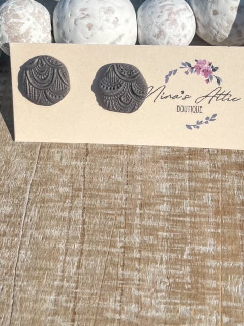 Strukturierte runde Nieten aus grauem Perlton für den Großhandel von Nina’s Attic