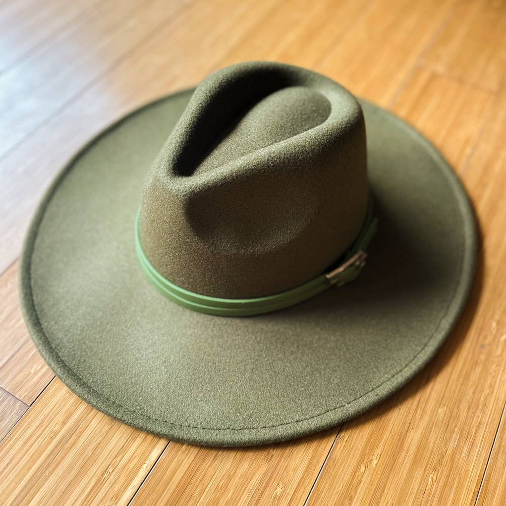 Olive Fedora raffiné en olive avec garniture à double boucle en similicuir en vente sur Faire4