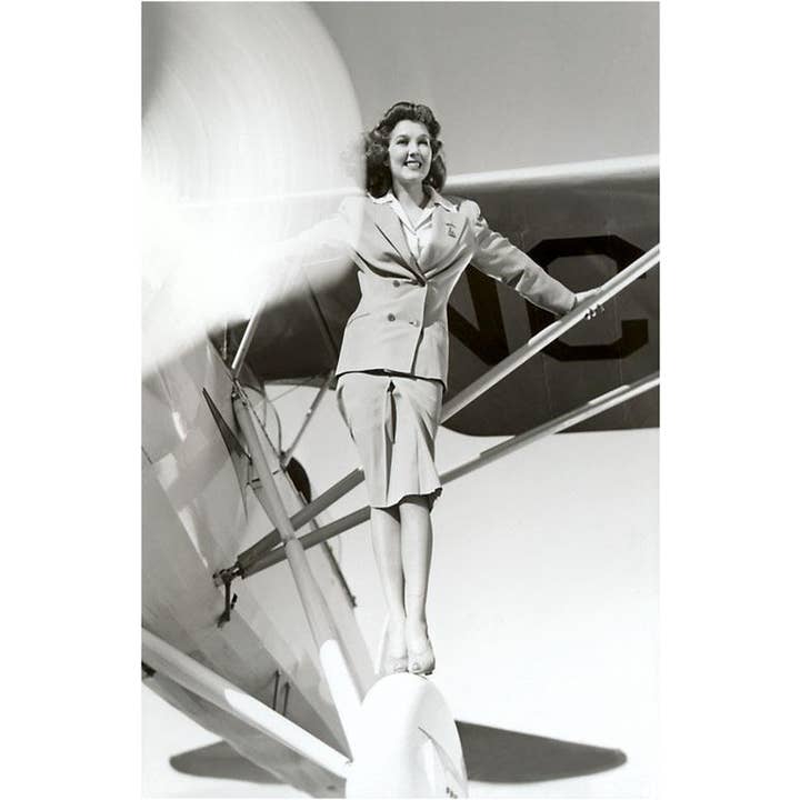 Found Image Press – wholesale Kontorsmateriel/Notecard Set – Gratulationskort AV-150 Flygvärdinna Balancerande på Flygplanshjul