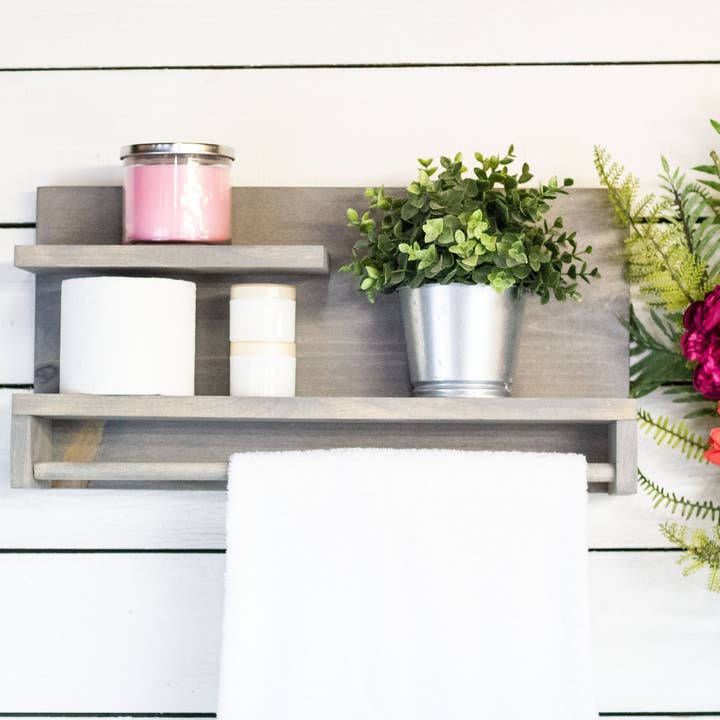 Étagère murale de salle de bain avec barre à serviettes pour la vente par The McGarvey Workshop