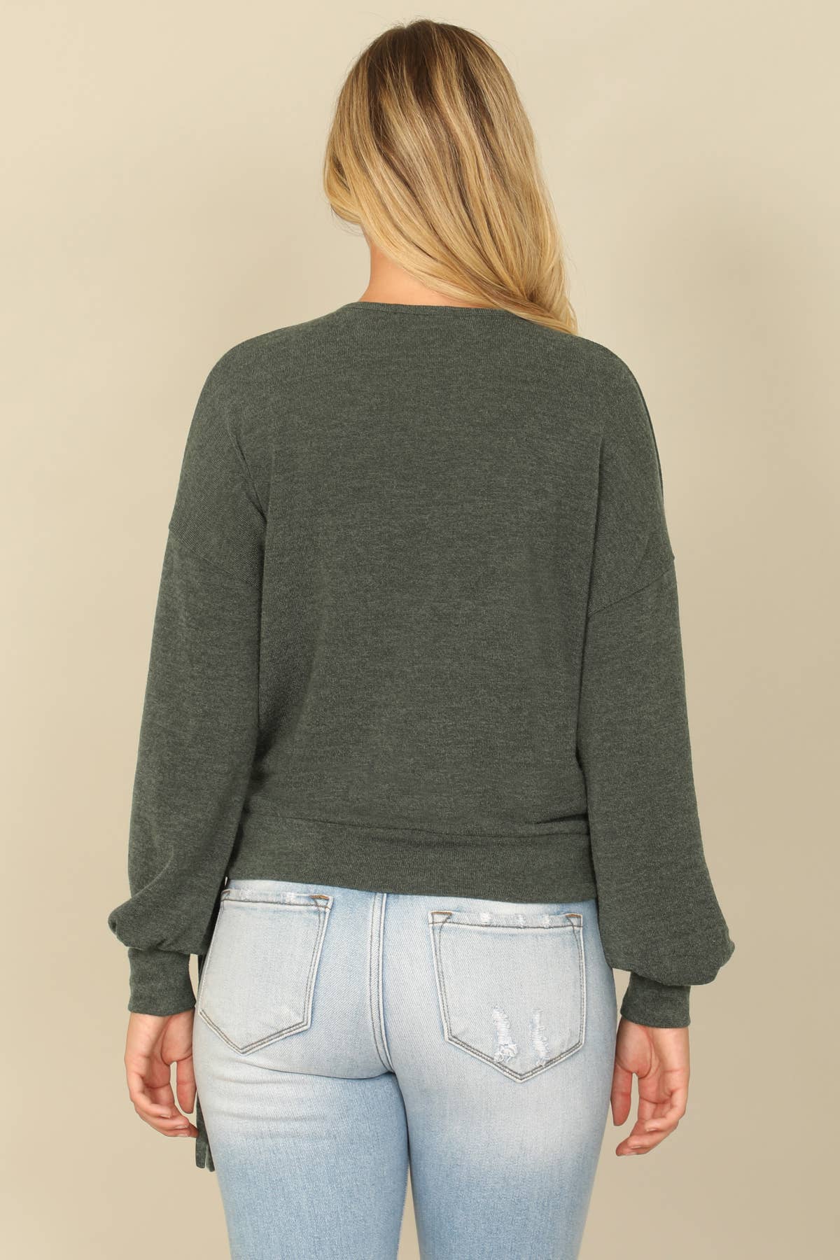 You & Me – Großhandel Bluse – Damen – YMT20079SOLID LANGÄRMELIGES BAUERNBLUSE-WICKELTOP MIT SEITLICHEM BINDEN UND ÜBERSCHNITTENEM AUSSCHNITT21