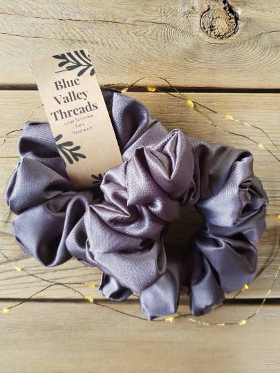 Chouchou gris satiné mat/Cravate à cheveux douce surdimensionnée bohème pour la vente par Blue Valley Threads Co.