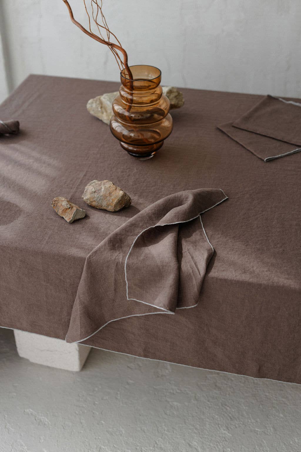 dodesign - Wholesale Tablecloth - Linen Tablecloth with contrast detail Stone Cacao -330x145cm2
