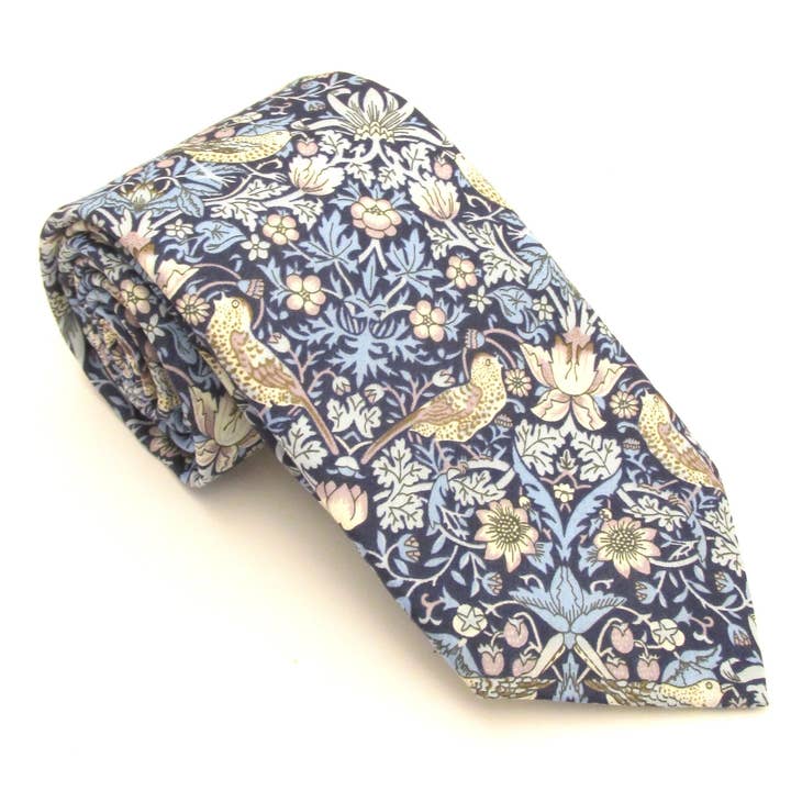 Strawberry Thief Blå bomuldsslips lavet med Liberty-stof for engroshandel hos Cecil Jones