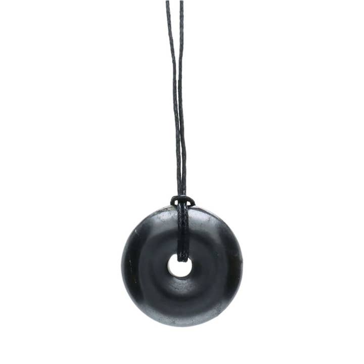 Ciondolo piccolo a ciambella in shungite per la vendita all'ingrosso da parte di Vives de la Cortada S.L