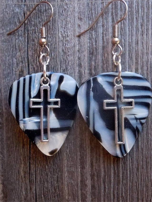 Orecchini a plettro per chitarra Cross Outline Charm per la vendita all'ingrosso da parte di Simply Raevyn