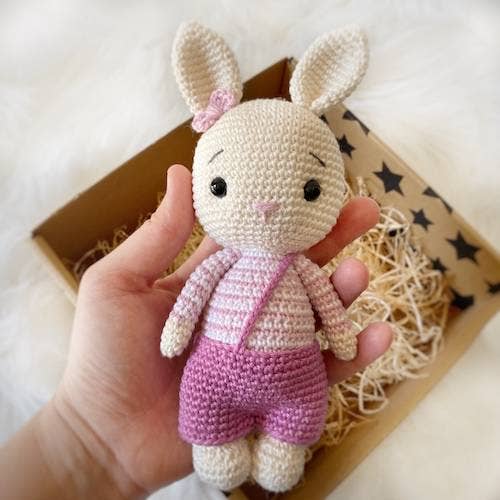 Mini Kanin Buster for engroshandel hos THE CROCHET DOLLS LIMITED