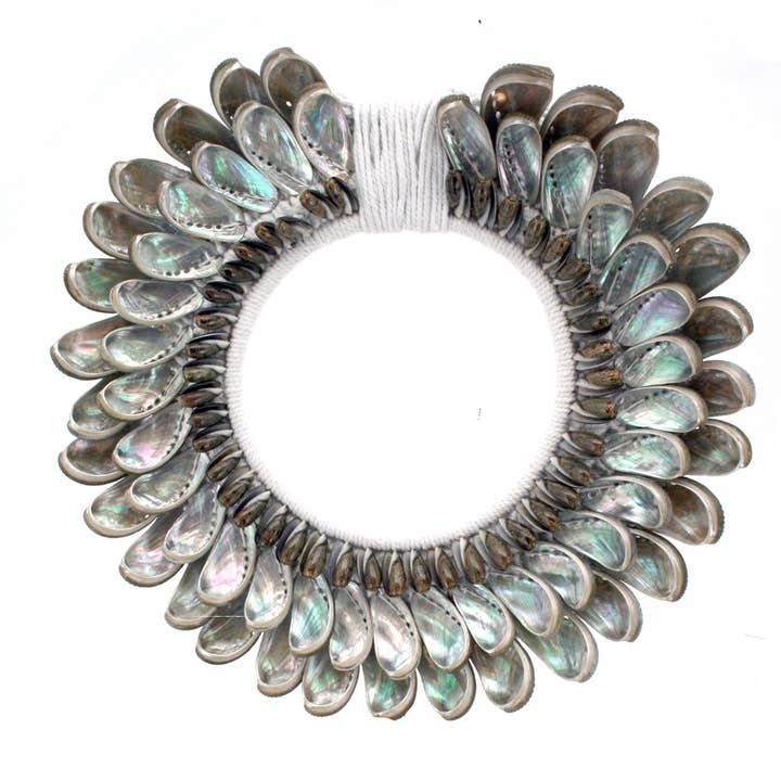 Decorazioni da parete con collana di conchiglie per la vendita all'ingrosso da parte di Modern Coastal by Contrast Inc.