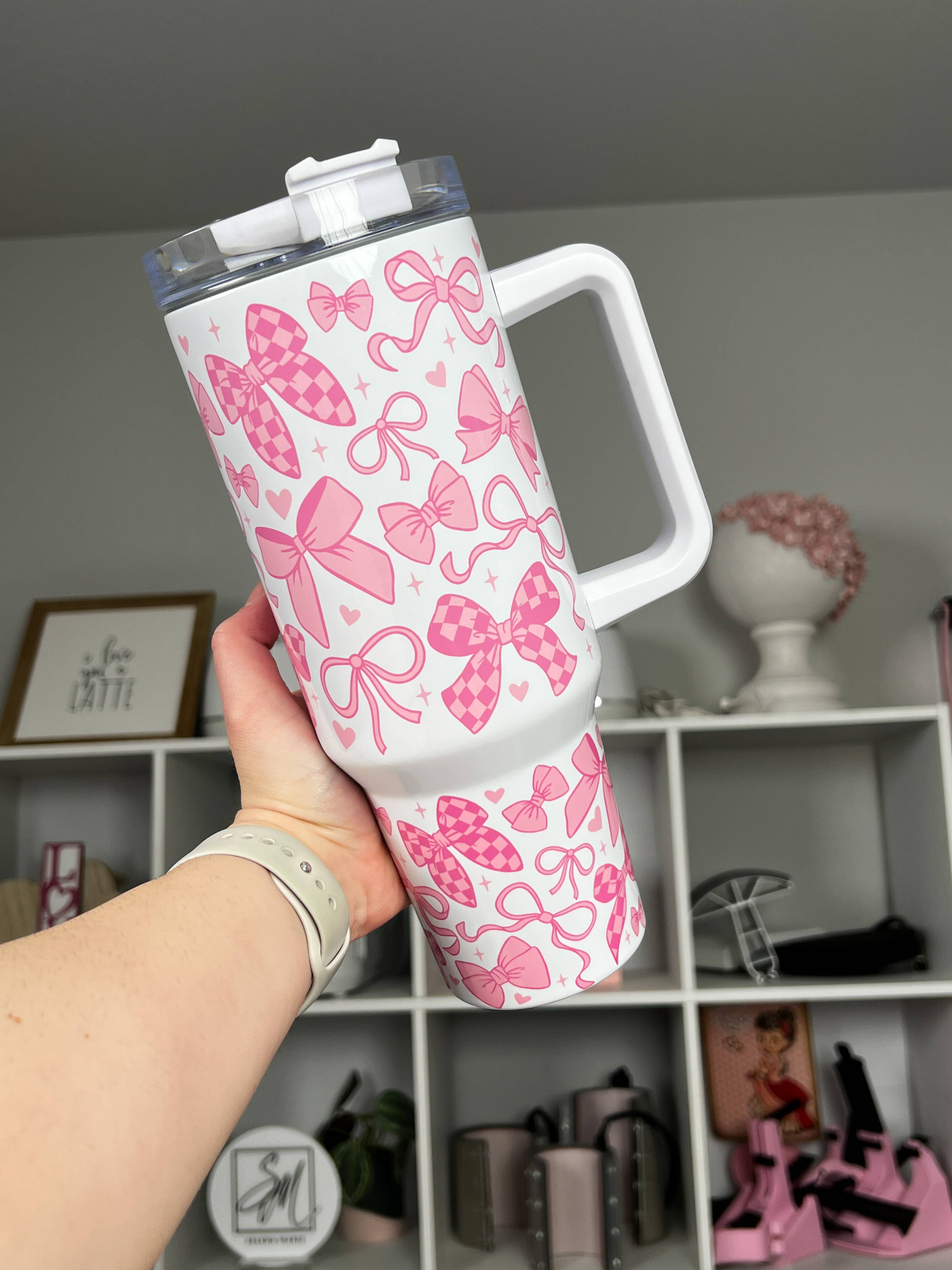 Selena Marie LLC – wholesale Isolerade dryckesvaror – Coquette Bows Rosa 40oz Tumbler Quencher2