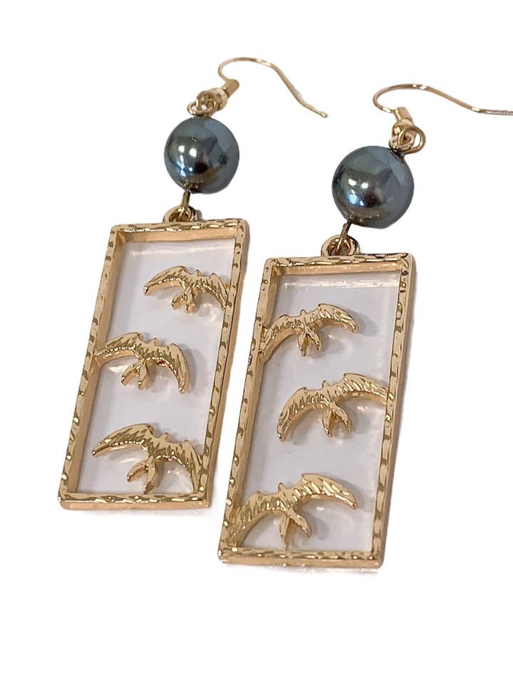 Iwa Birds: Pendiente Hamilton de oro con perlas de concha para venta al por mayor de Anela's Jewelry