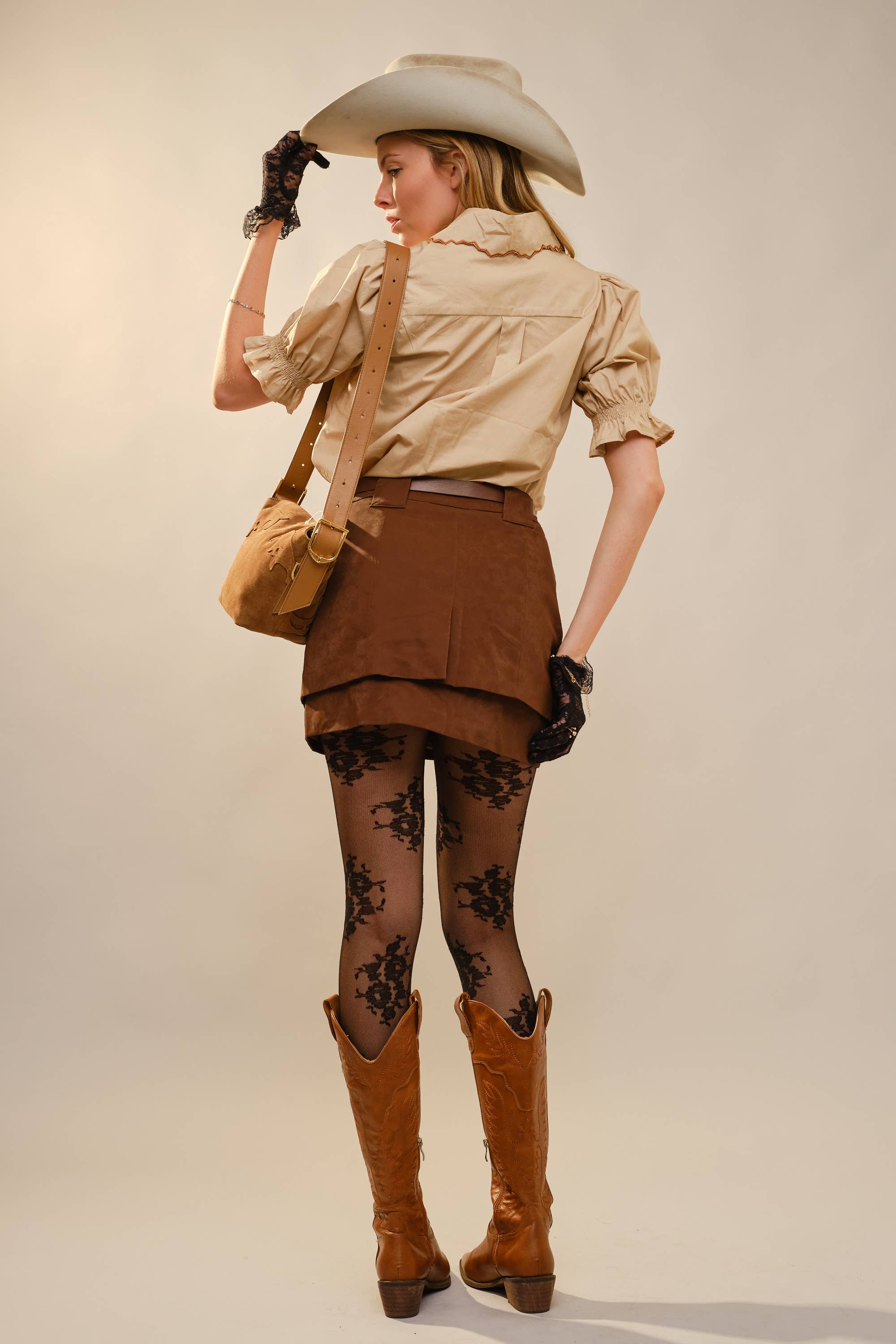 Blue B - Vendita all'ingrosso Camicetta - Donna - Top in cotone con colletto smerlato ricamato e maniche a sbuffo13