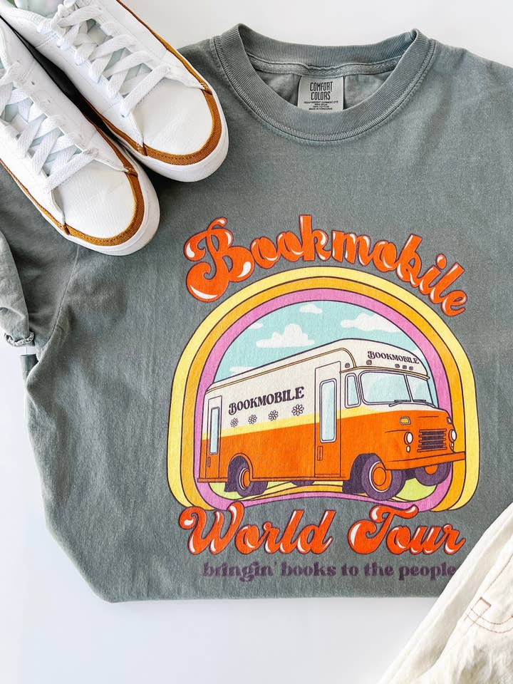 T-shirt Bookmobile World Tour pour la vente par Inkwell Threads
