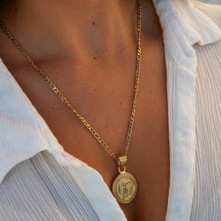 Pingente Niki Dourado por atacado de Avra Artifacts