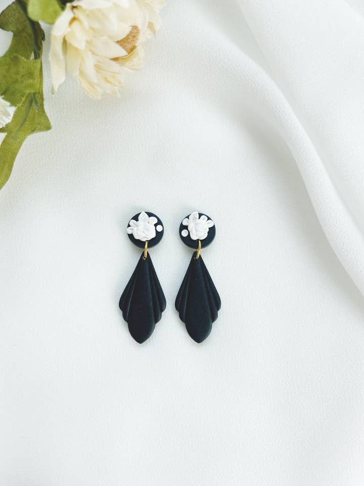 Eyre Dangles | Floral noir et blanc pour la vente par EmberAutumnCo