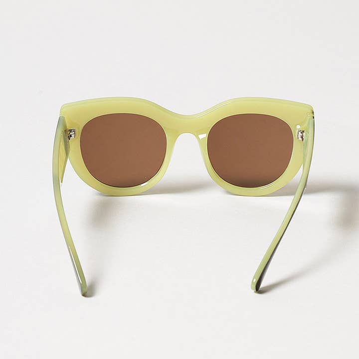 ASSORTED COLORS Women's Bold Round Frame Sunglasses for wholesale on Faire8