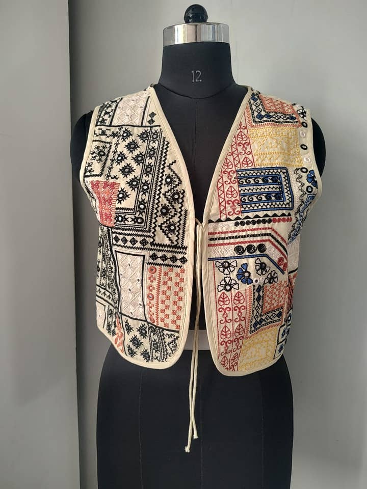 Casaco Bordado Artisan Boho, Colete Curto Acolchoado de Verão por atacado de Humanity Centred Designs