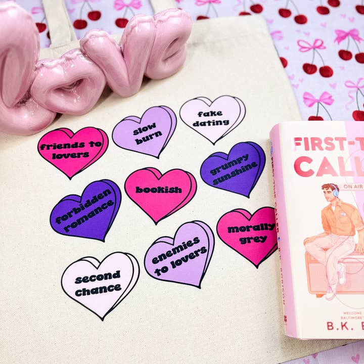 Borsa a tracolla Bookish Tropes Candy Hearts per la vendita all'ingrosso da parte di The Swoon Room