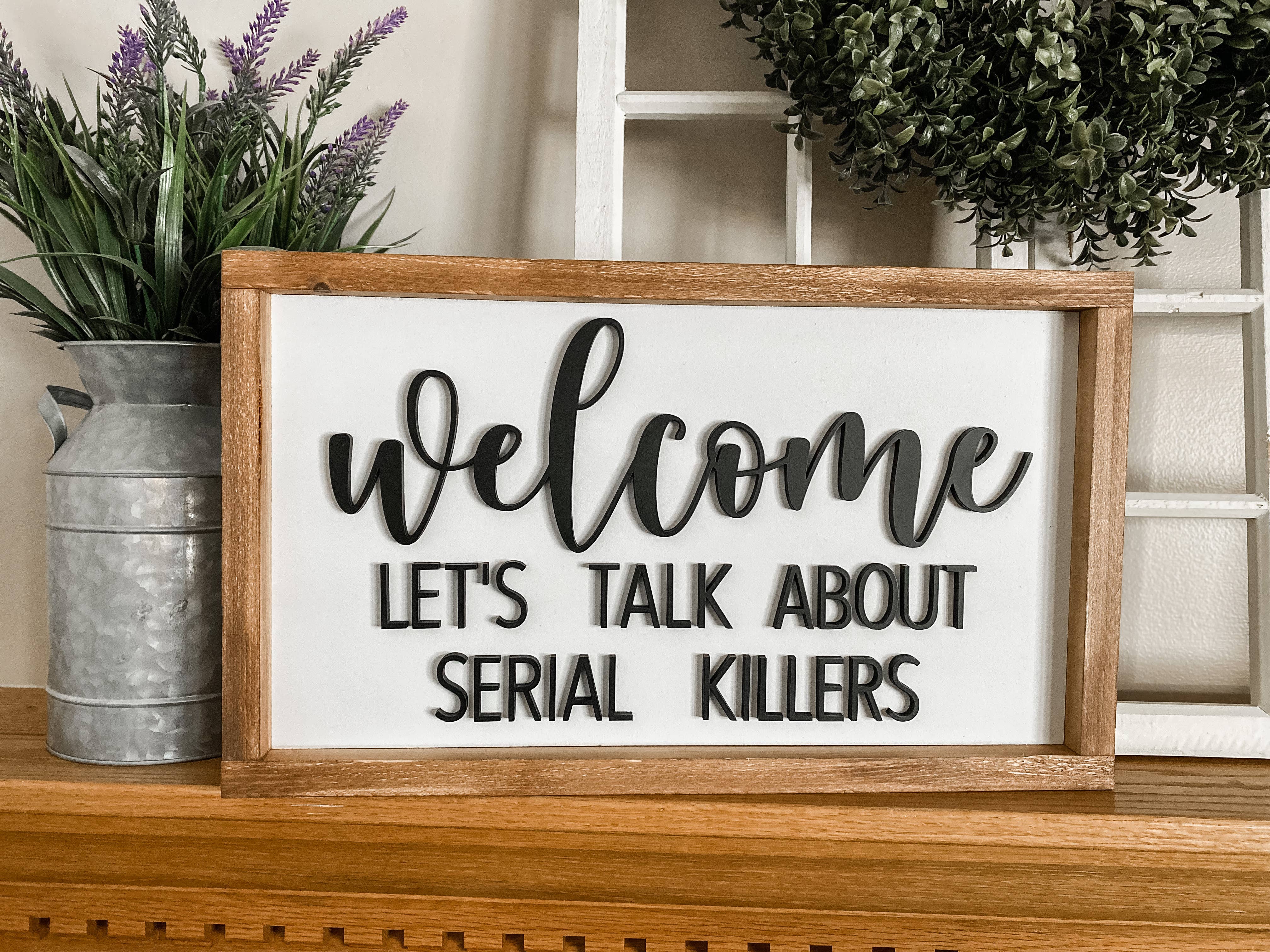 Three Bees Decor - Vendita all'ingrosso Cartelli - Benvenuto Parliamo di serial killer2