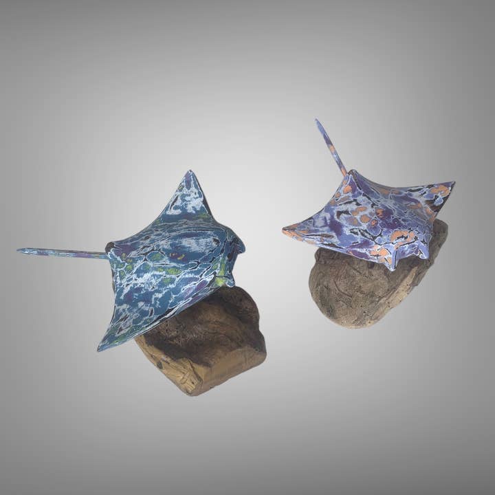 Batik Indah – Objeto de mesa decorativo por atacado – Arraia esculpida à mão e pintada em suporte à deriva.